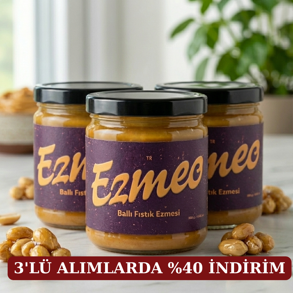 Ballı fıstık ezmesi pankek üzerinde taze meyve garnitürlü sunum