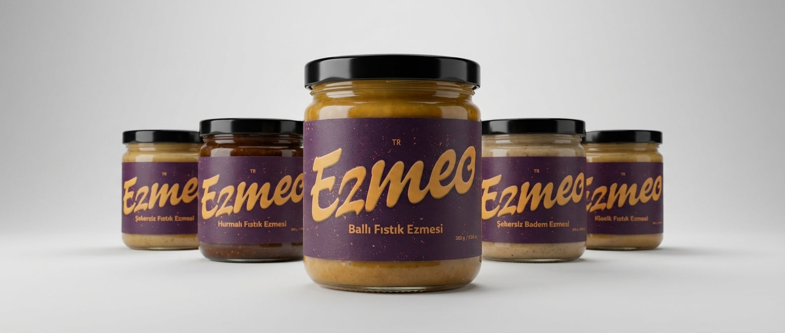 Hurmalı fıstık ezmesi mermer tezgaha dökülüyor