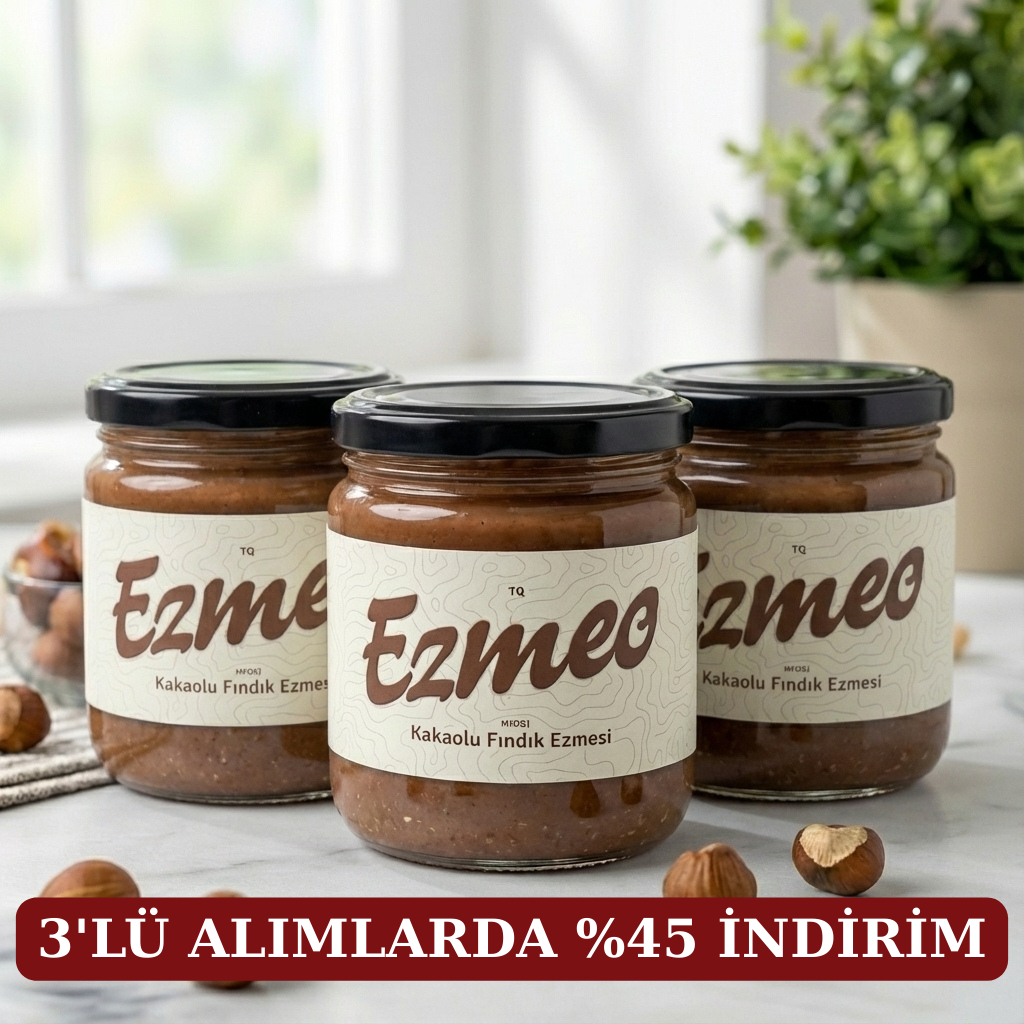 Kakaolu fındık ezmesi waffle üzerinde muz ve çilek garnitürlü